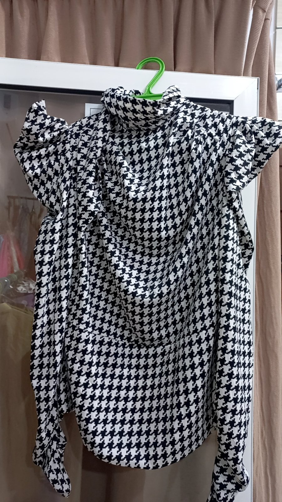Blouse KHLOE JEAN présente un motif pied-de-poule noir et blanc classique