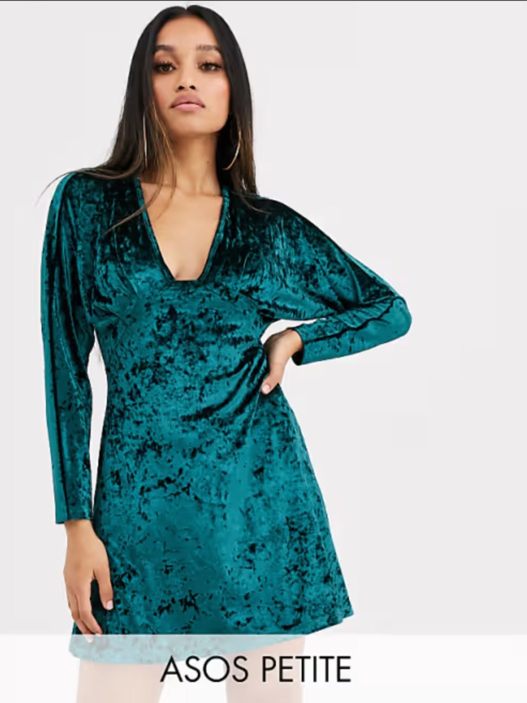 Robe est une exclusivité ASOS DESIGN Petite, modèle robe courte en velours à décolleté plongeant et manches longues