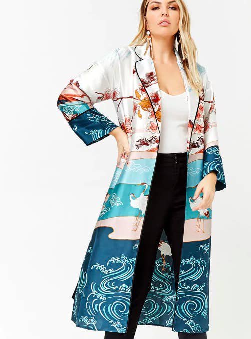 Kimono long en satin Forever 21 se distingue par son imprimé paysager de grues japonaises et de vagues dans des tons bleu, blanc et orange.