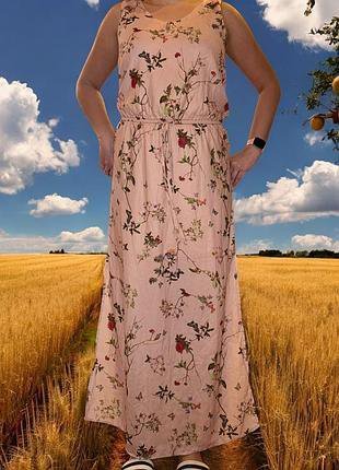 Robe longue rose de la marque Only se distingue par son motif floral délicat et sa taille élastique avec cordon de serrage.