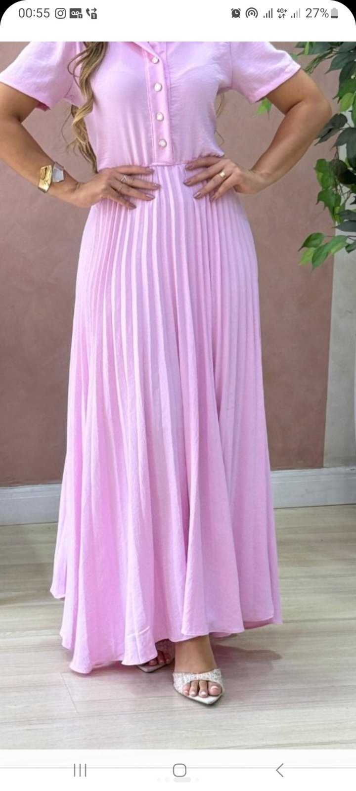 Robe rose  pour femme présente un design plissé et des boutons décoratifs nagsa bouton