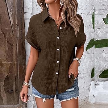 Chemise kaki pour femme présente une texture froissée unique, idéale pour un look décontracté ou estival. 