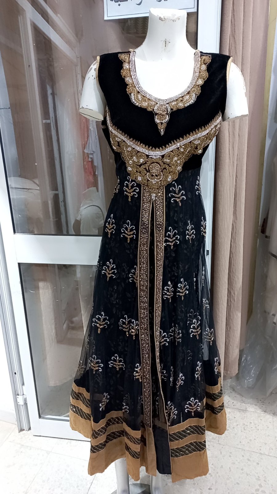 Caftan sans manche état neuf on velour noir  brodé en doré yesser 7low  