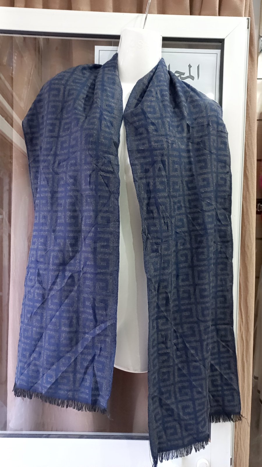 Cachecoll rectangulaire Fendi en mélange de laine et de soie bleu marine avec un motif FF intégral et des franges. 