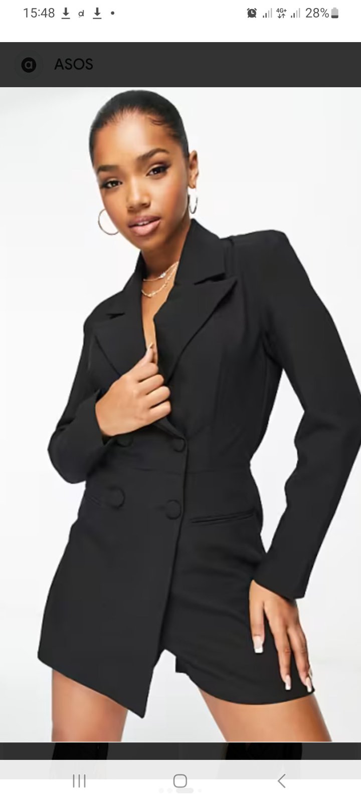 Combi short  blazer noire de style tuxedo est similaire au modèle Kyrie de Alice + Olivia, caractérisé par sa fermeture à double boutonnage