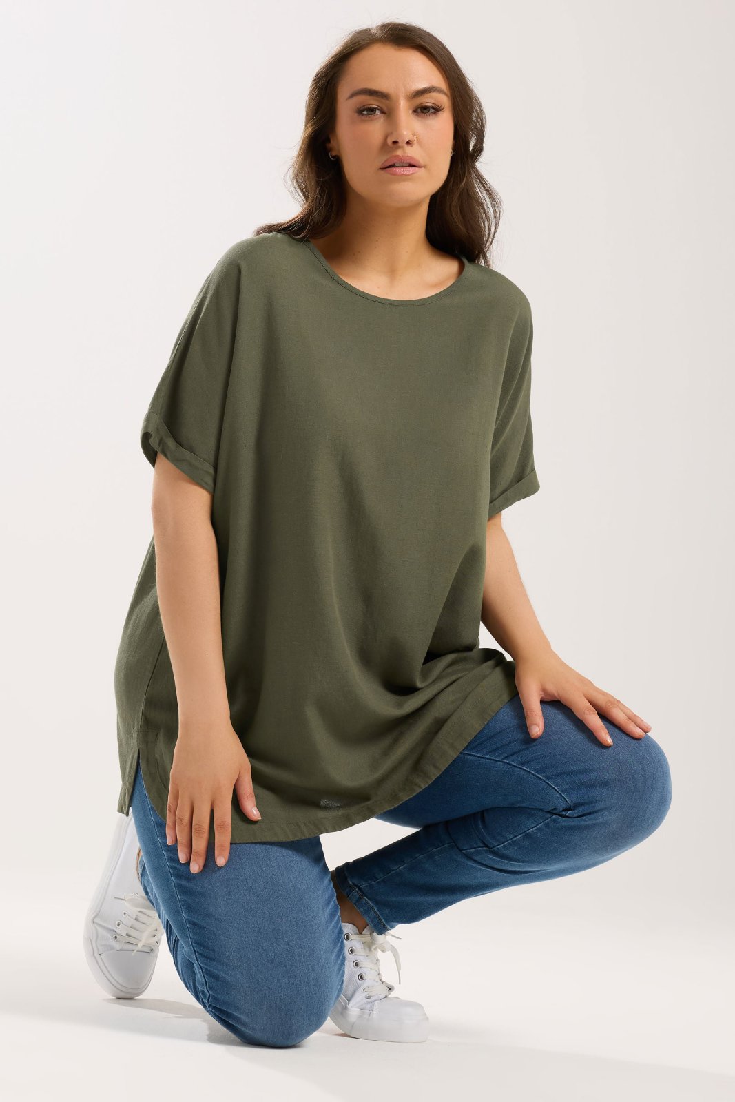 Haut vert kaki de la marque primark est conçu en 100% coton avec des manches courtes et une coupe longue.   