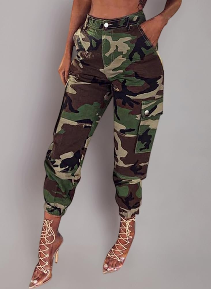 Pantalons cargo avec un motif camouflage militaire et des bas resserrés.