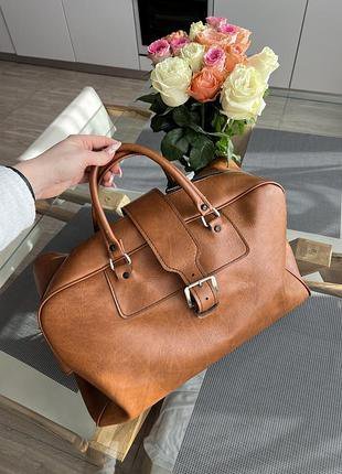 sac de voyage ou un sac de sport en cuir de couleur marron cognac