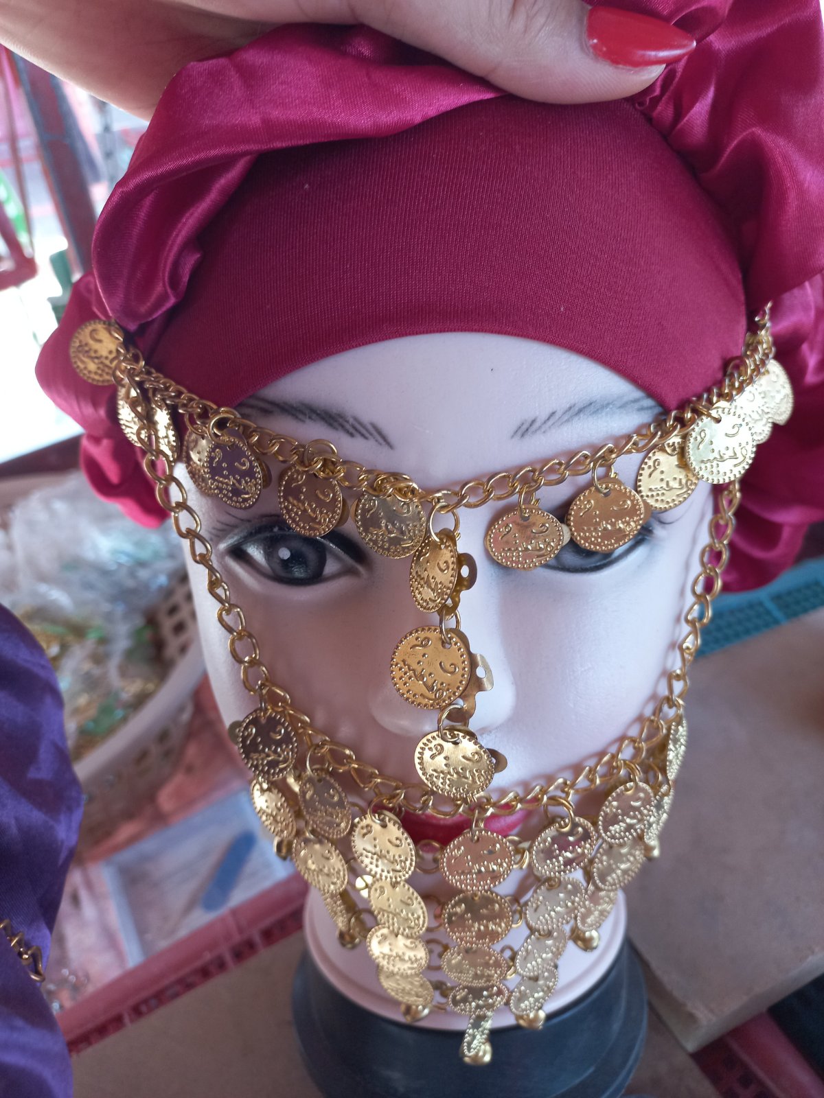 Pièce unique de voile égyptien en laiton et pièce d'or, fabriquée en Égypte, est souvent utilisée comme accessoire de danse du ventre ou pour des costumes.