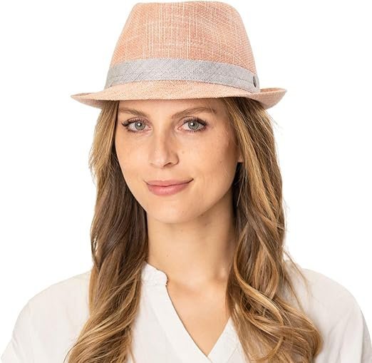 Chapeau est un modèle en maille de couleur rose avec un ruban rayé gris et blanc, idéal pour une tenue décontractée.