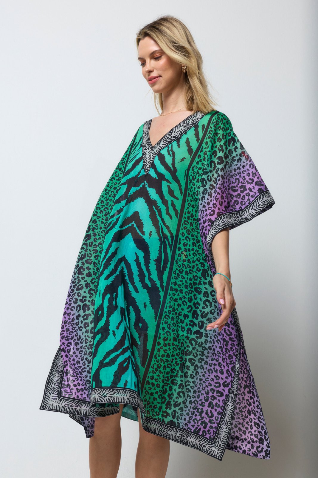 Robe pour femme, caractérisé par des motifs léopard verts et blancs avec une broderie violette au col. 