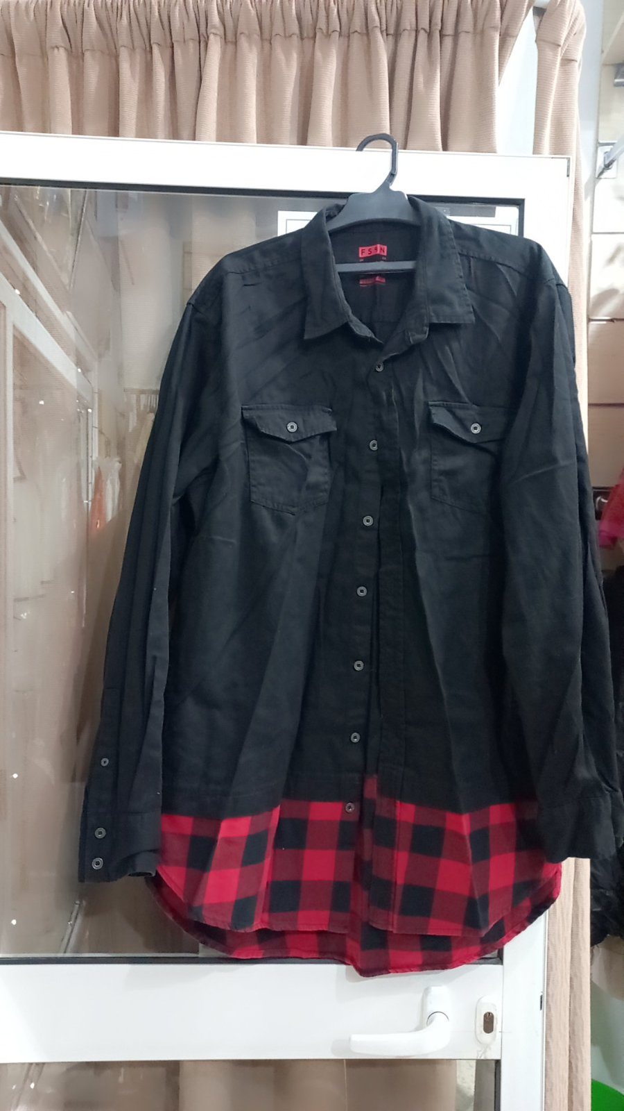 Chemise boutonnée  en denim noire à manches longues avec un motif à carreaux rouges et noirs de la marque fsbn état neuf zéro défaut 