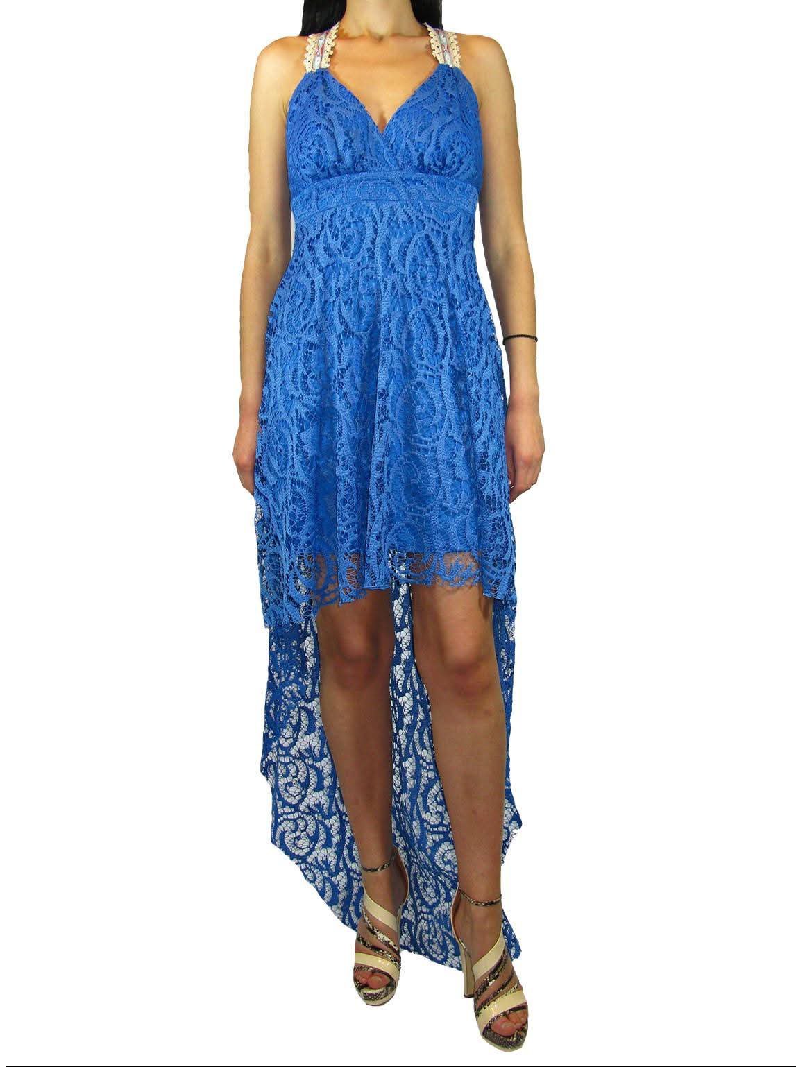Robe bleue présente une dentelle florale complexe et un ourlet asymétrique