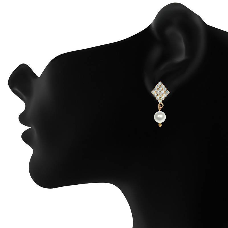 Boucles d'oreilles pendantes fantaisie se composent d'une monture dorée ornée d'un motif carré serti de strass brillants et d'une perle blanche suspendue en pampille