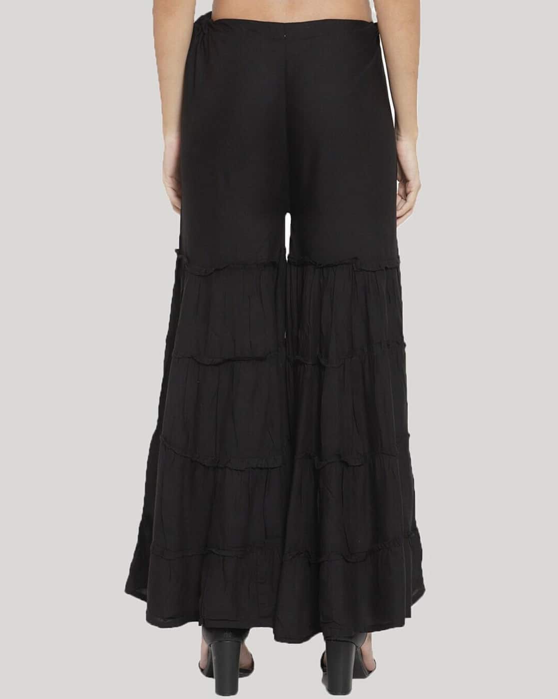   pantalons  large noirs affichent un design étagé distinctive avec des bords effilochés pour un style bohème.   