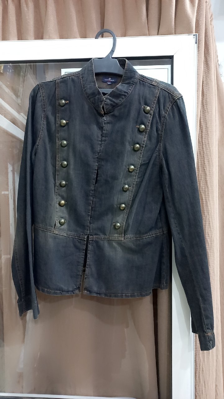  une veste vert  militaire en jean délavé