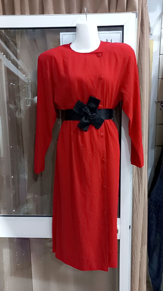 Robe rouge vif avec ceinture noir 