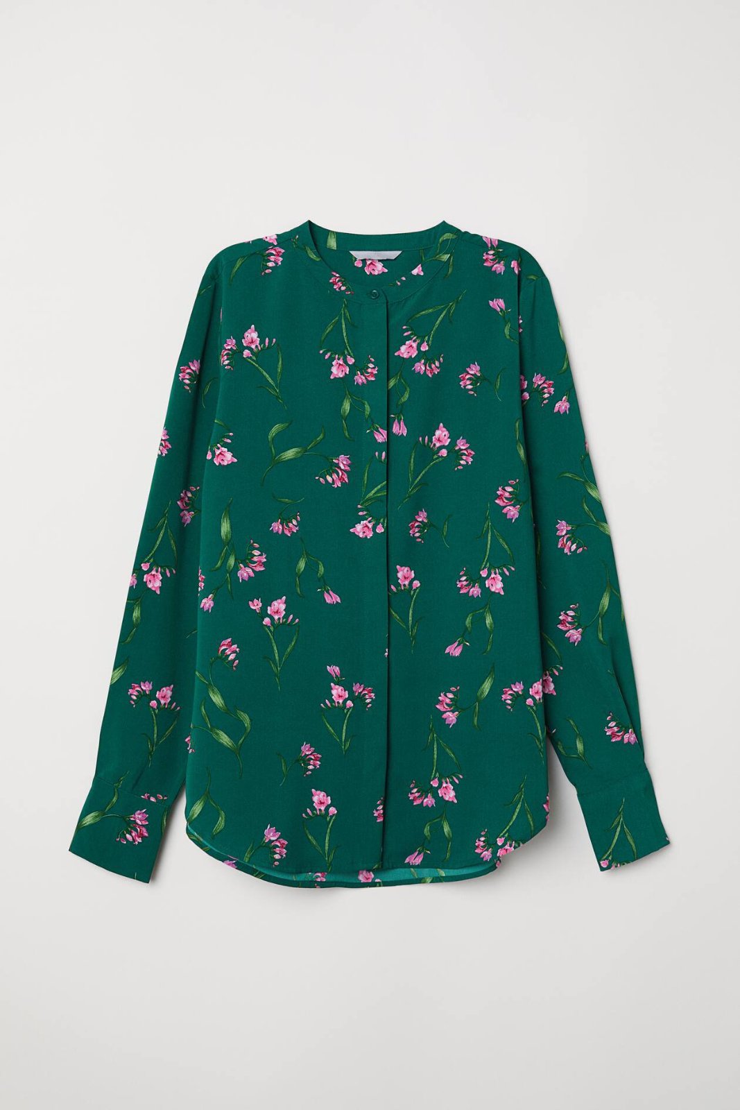 Blouse H&M vert foncé présente un motif floral rose et des détails boutonnés