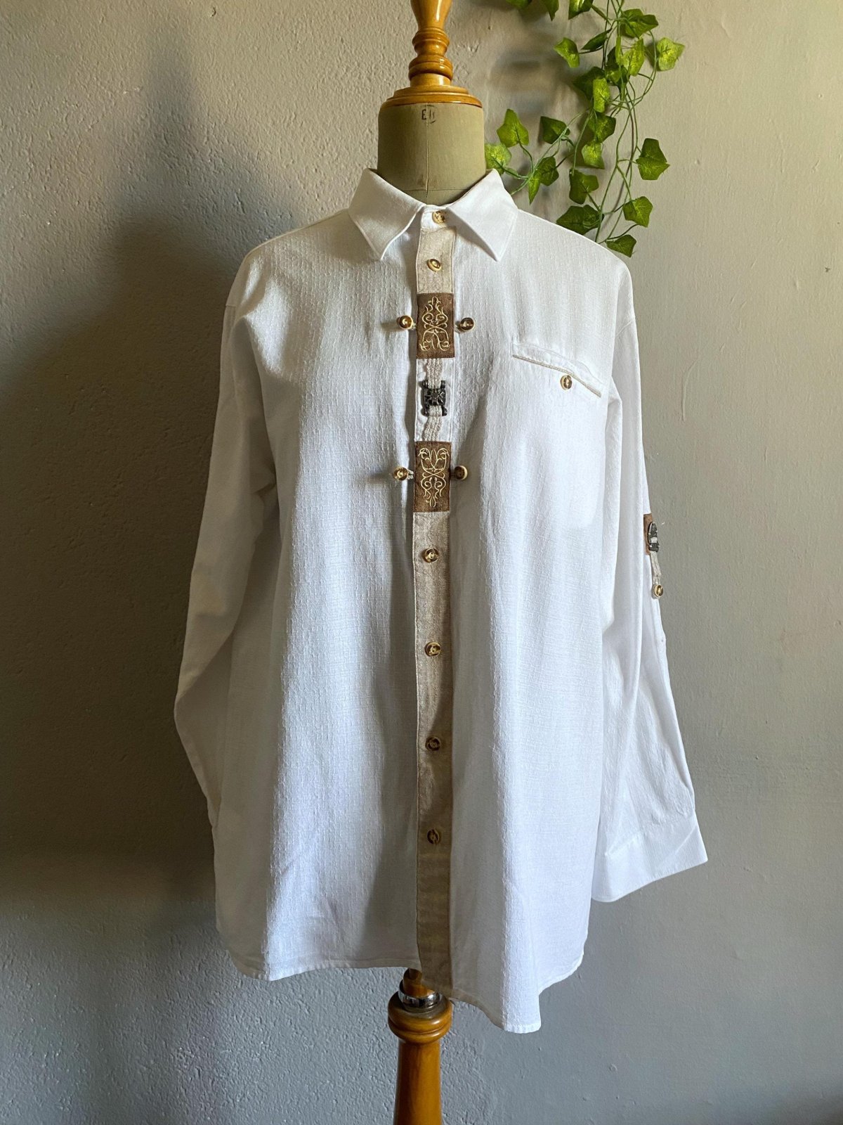 Une chemise blanche pour homme avec des détails décoratifs marron sur la patte de boutonnage tissu gamraya 
