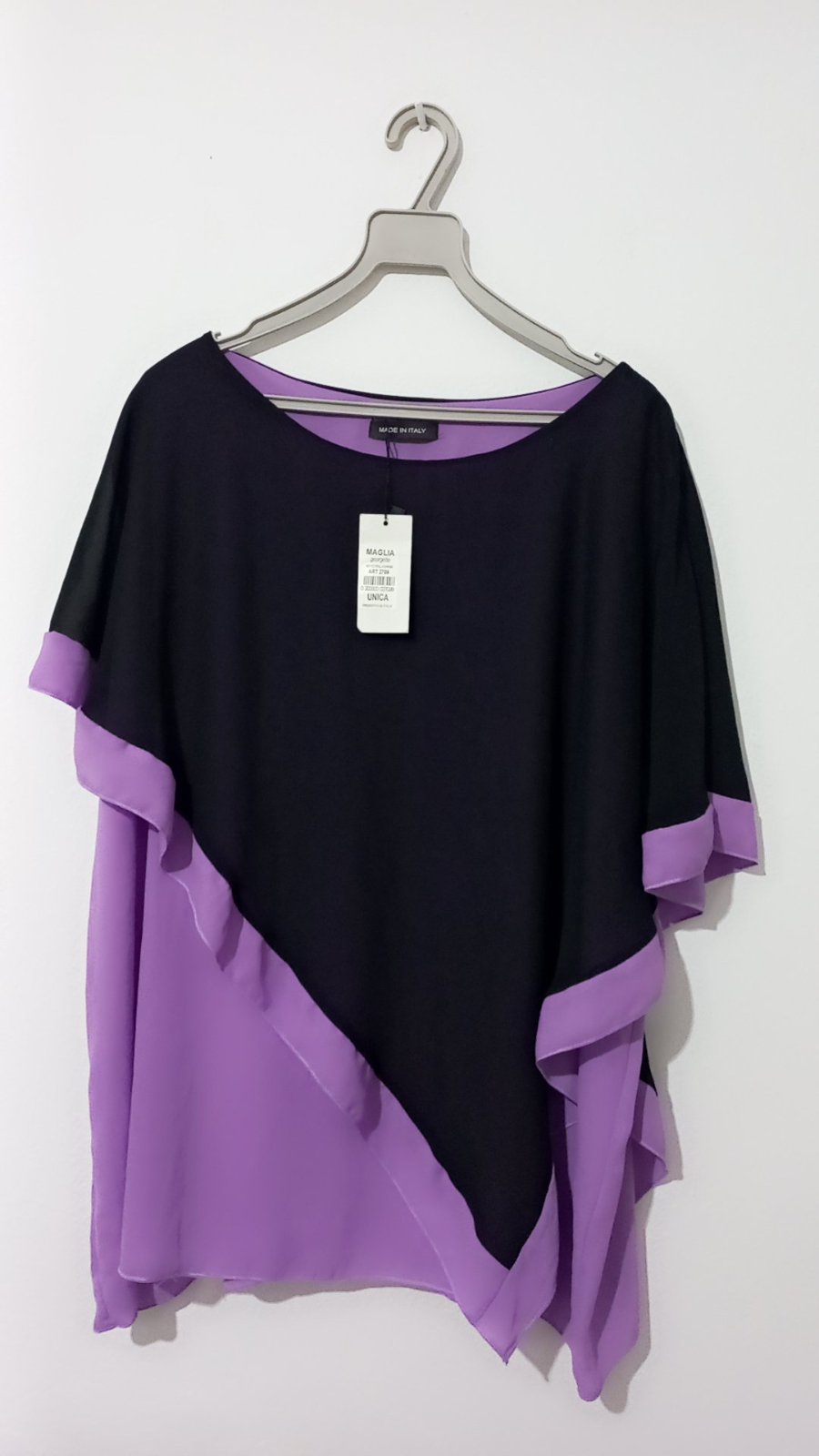 Haut élégant de marque SeSe Code présente une conception bicolore asymétrique en noir et violet avec une coupe poncho fluide