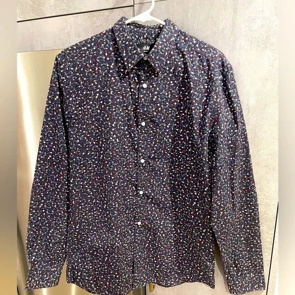 Chemise slim fit  à manches longues est de la marque H&M.