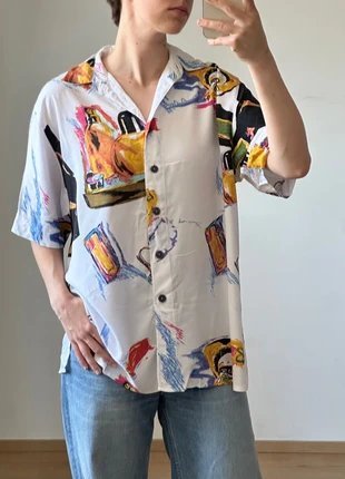 Chemise Desigual blanche arbore des illustrations colorées et des motifs géométriques distinctifs na9sa bouton 