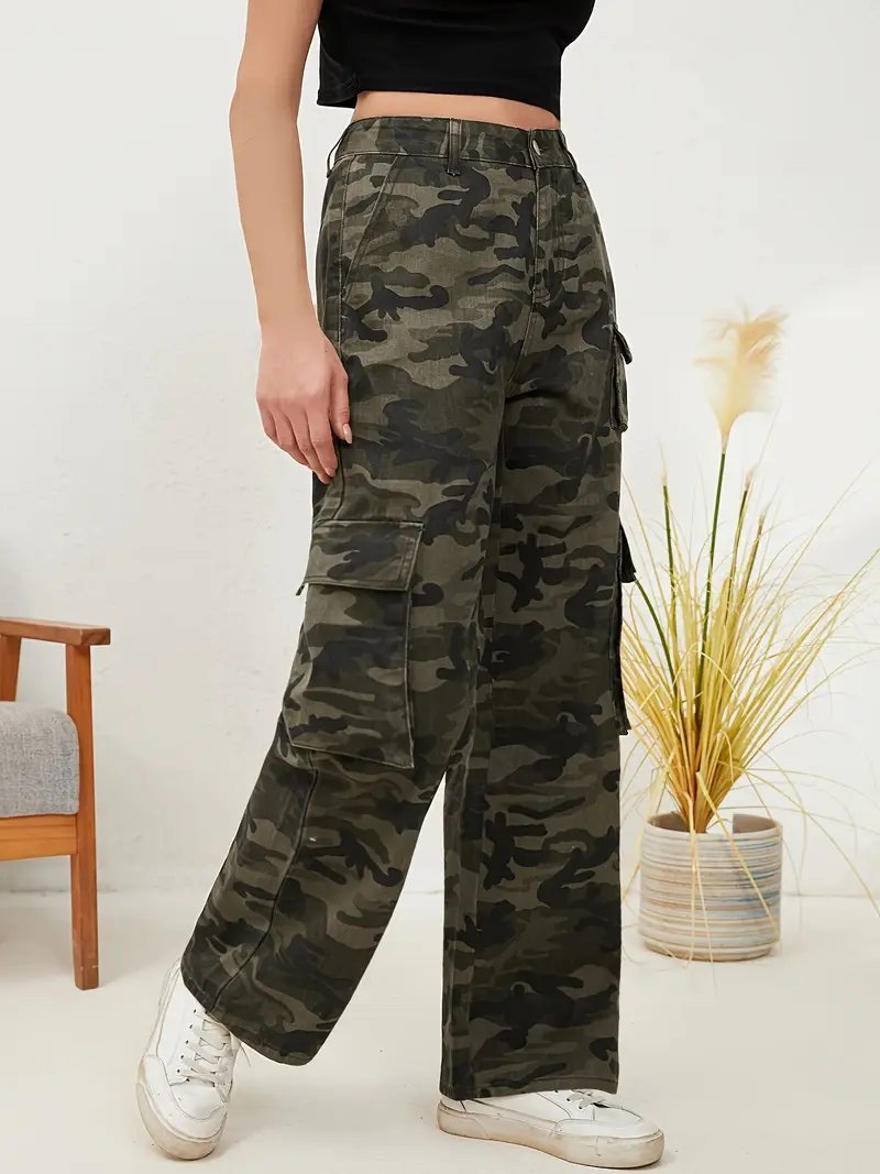 Pantalon cargo de camouflage arbore une coupe droite classique avec des poches latérales pratiques