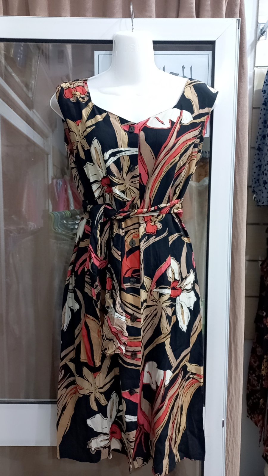 Robe midi Betty Barclay arbore un motif floral audacieux dans des tons de rouge, beige et noir. Fiha m5ayta lda5el li t7ab tzid t7all l5yata tlbess hata 38 