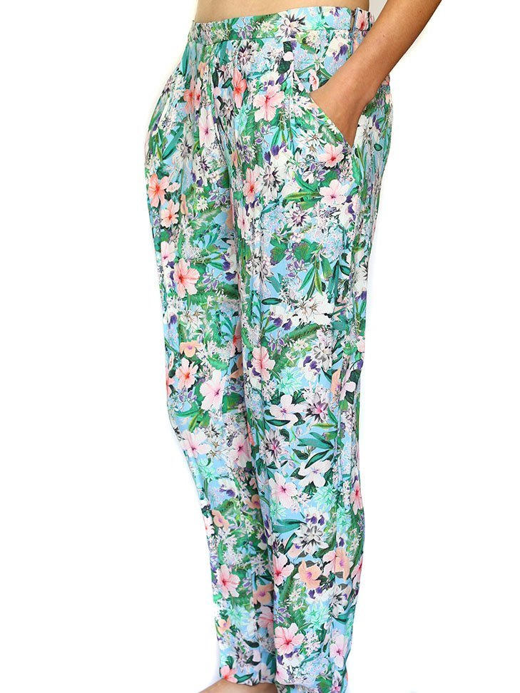 Pantalon décontracté pour femme présente un motif tropical vibrant avec des oiseaux et des feuilles dans des tons de bleu, vert et jaune
