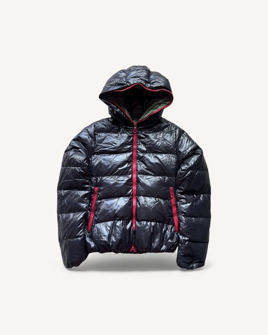Doudoune noire est une veste de marque replay reconnue pour son style contemporain et ses fermetures éclair contrastées.