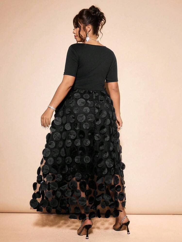 Robe noire soiree SHEIN présente un corsage en tricot solide avec un col en V et une jupe en maille ornée de pois en relief