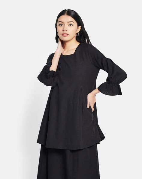 Une robe noire à manches longues 