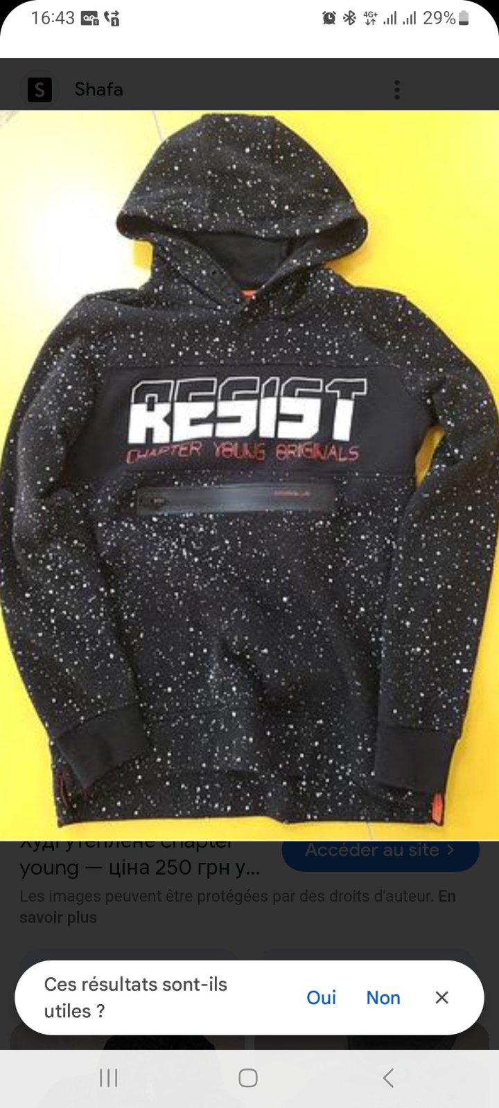 Capuche noir de la marque Young Originals, arborant le mot « RESIST » sur la poitrine.