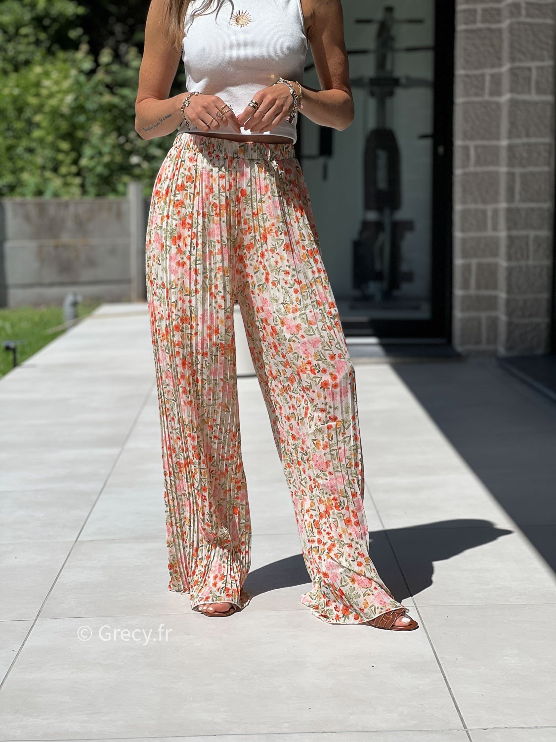 Pantalon plissé présente une coupe large et fluide avec un imprimé floral multicolore éclatant sur un fond texturé ylabess 36/38 