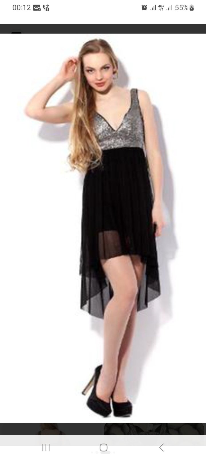  Tally Weijl est une pièce formelle ornée de sequins argentés sur le haut et dotée d'une jupe noire asymétrique en mousseline. 