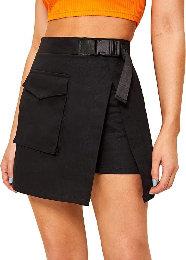 Jupe-short cargo noire asymétrique est dotée de boucles utilitaires et d'une poche latérale