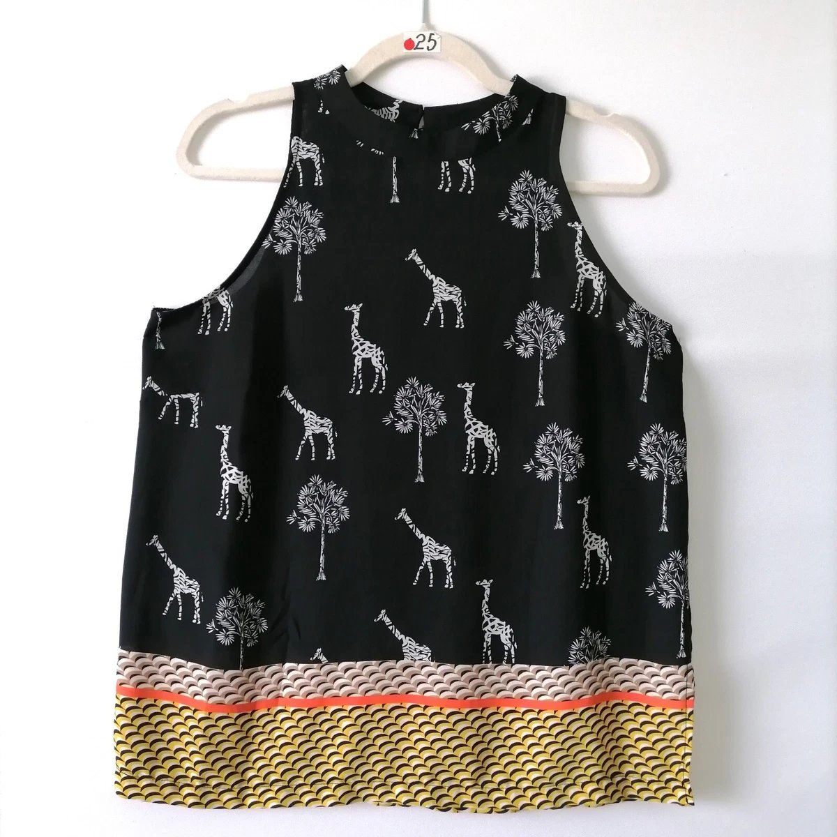 Haut Worthington pour femmes présente un motif safari girafe unique avec des détails de fentes latérales