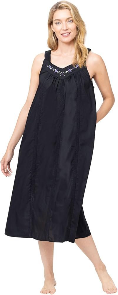 Robe en satin noir, ornée de broderies florales délicates et de bretelles larges.