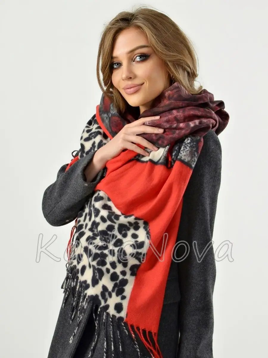 Un grand foulard carré Glimpsy cashemire 100% caractérisé par un imprimé animalier et des bords à franges. 