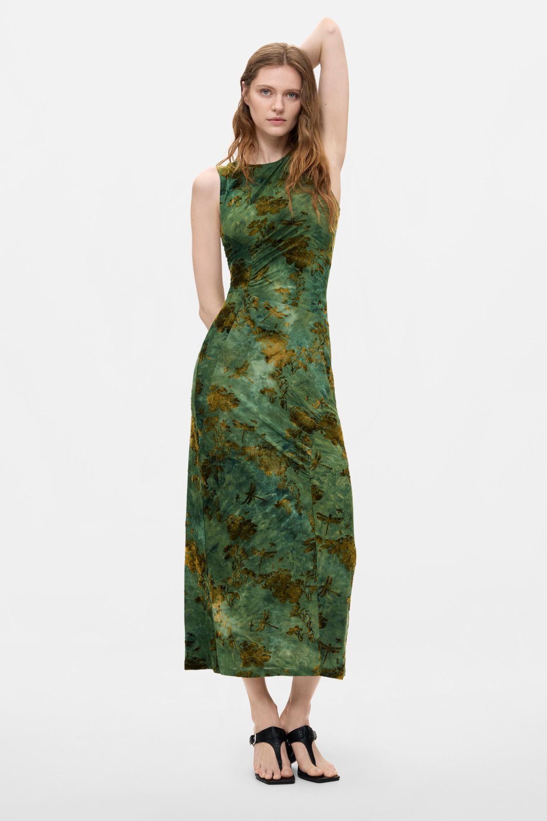 Robe sans manches pour femme arbore un motif tie-dye dans des tons verts et noirs. 