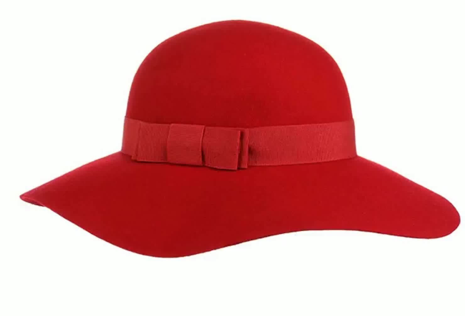 Une capeline rouge en feutre avec une bande ruban assortie, 