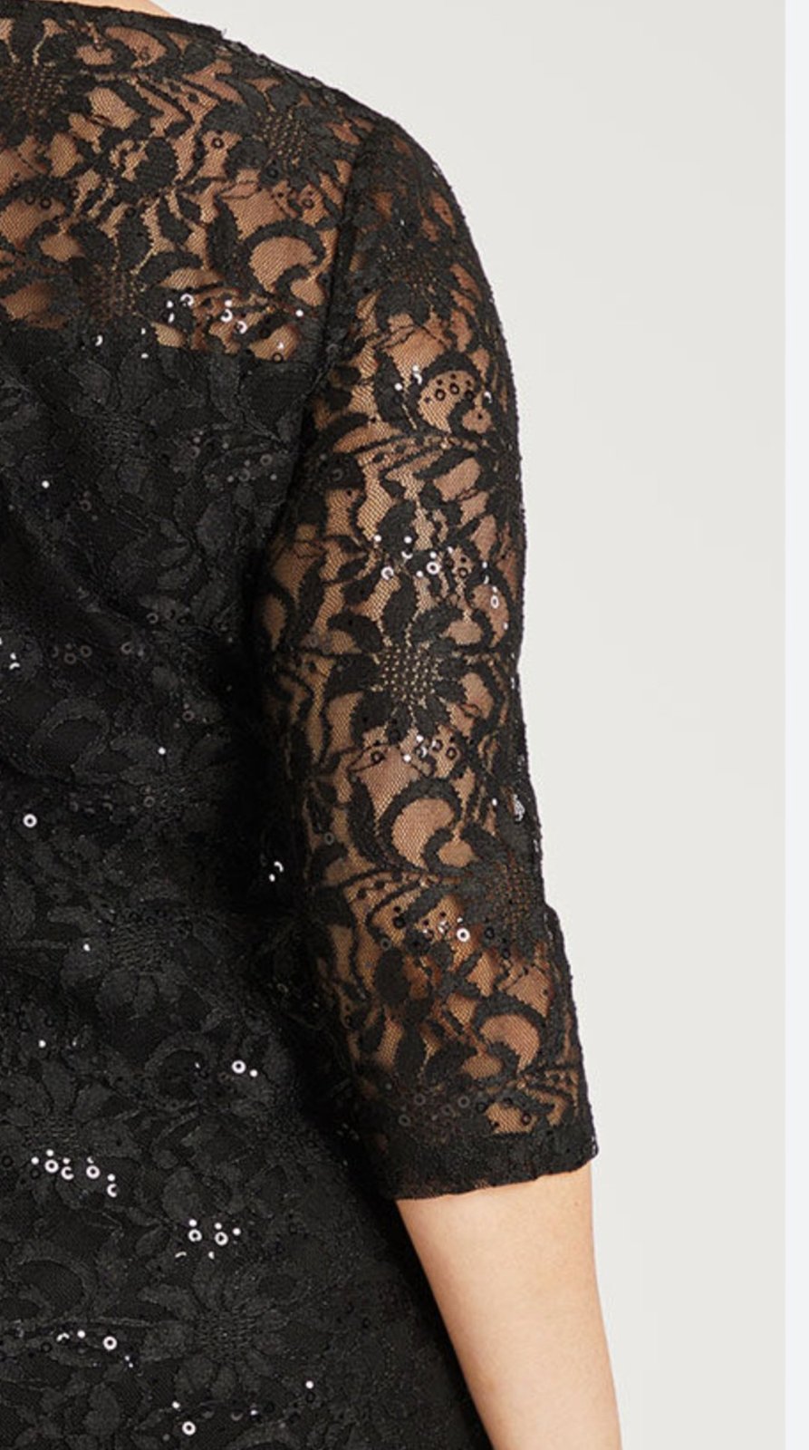 Un haut en dentelle de la marque Per Una avec des détails de perles ou de clous sur l'encolure.