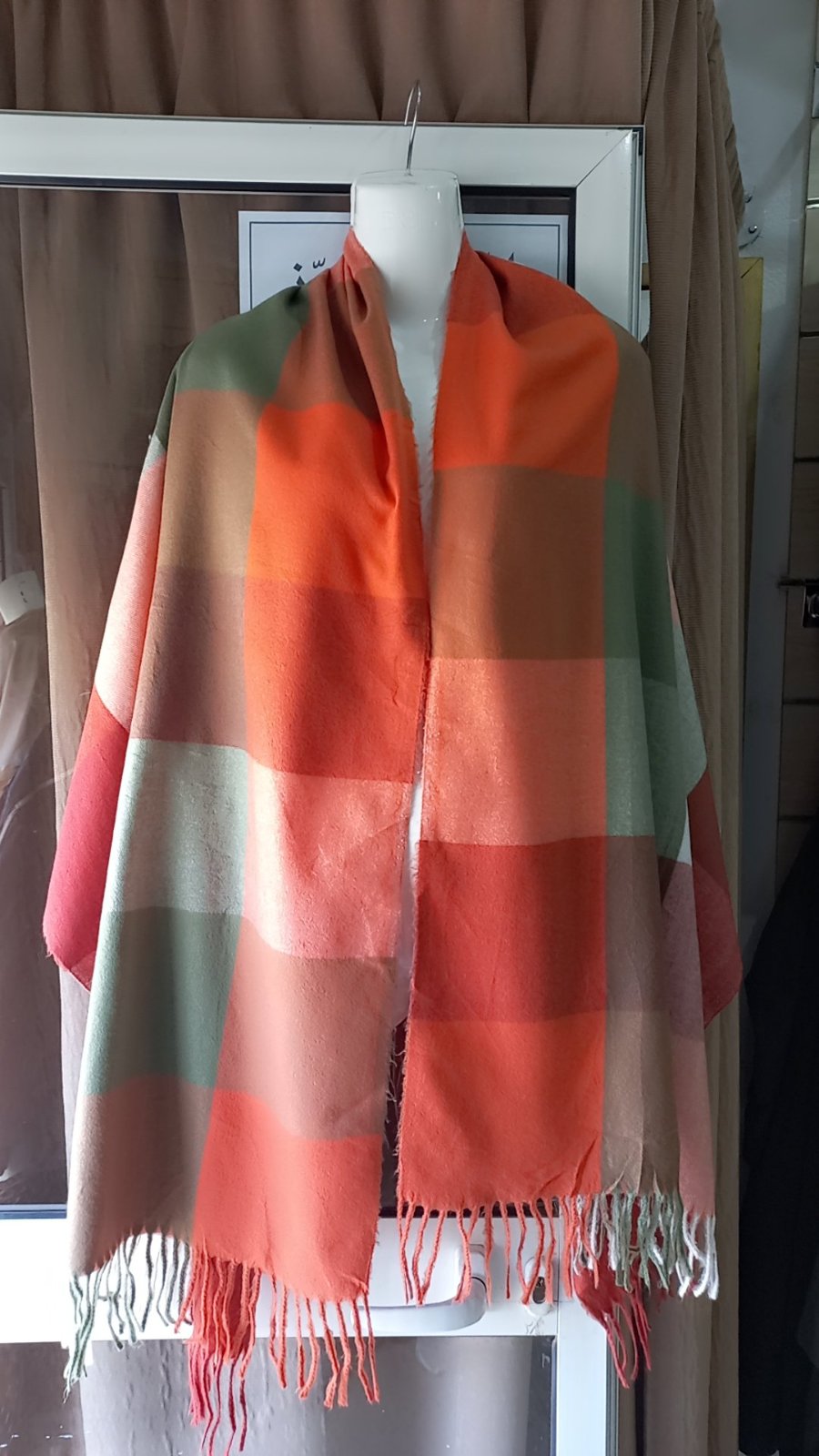 Foulard d'hiver à carreaux de type tartan, parfait pour se couvrir chaudement. 