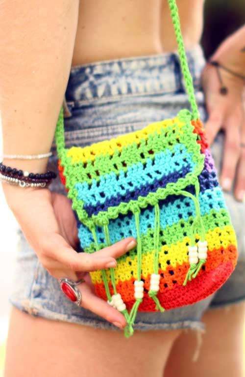 Sac de festival arc-en-ciel au crochet en coton avec une frange perlée. 