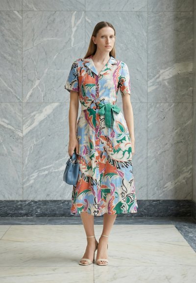 Robe chemise Tilbor vintage arbore un motif abstrait multicolore dans des tons pastel. 