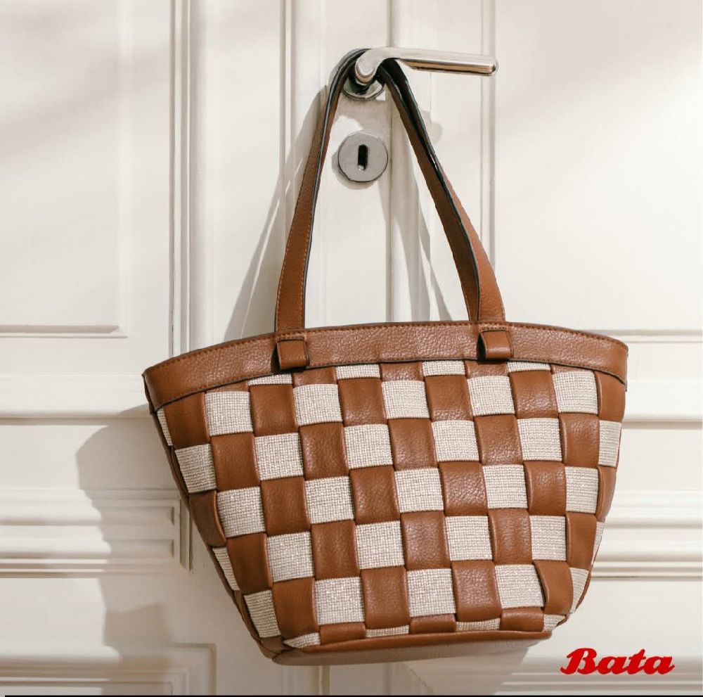 Cabas tressé en similicuir marron et toile beige, potentiellement un modèle de la marque Bata fiha darba sghira sans importance matbanech tellement sghira