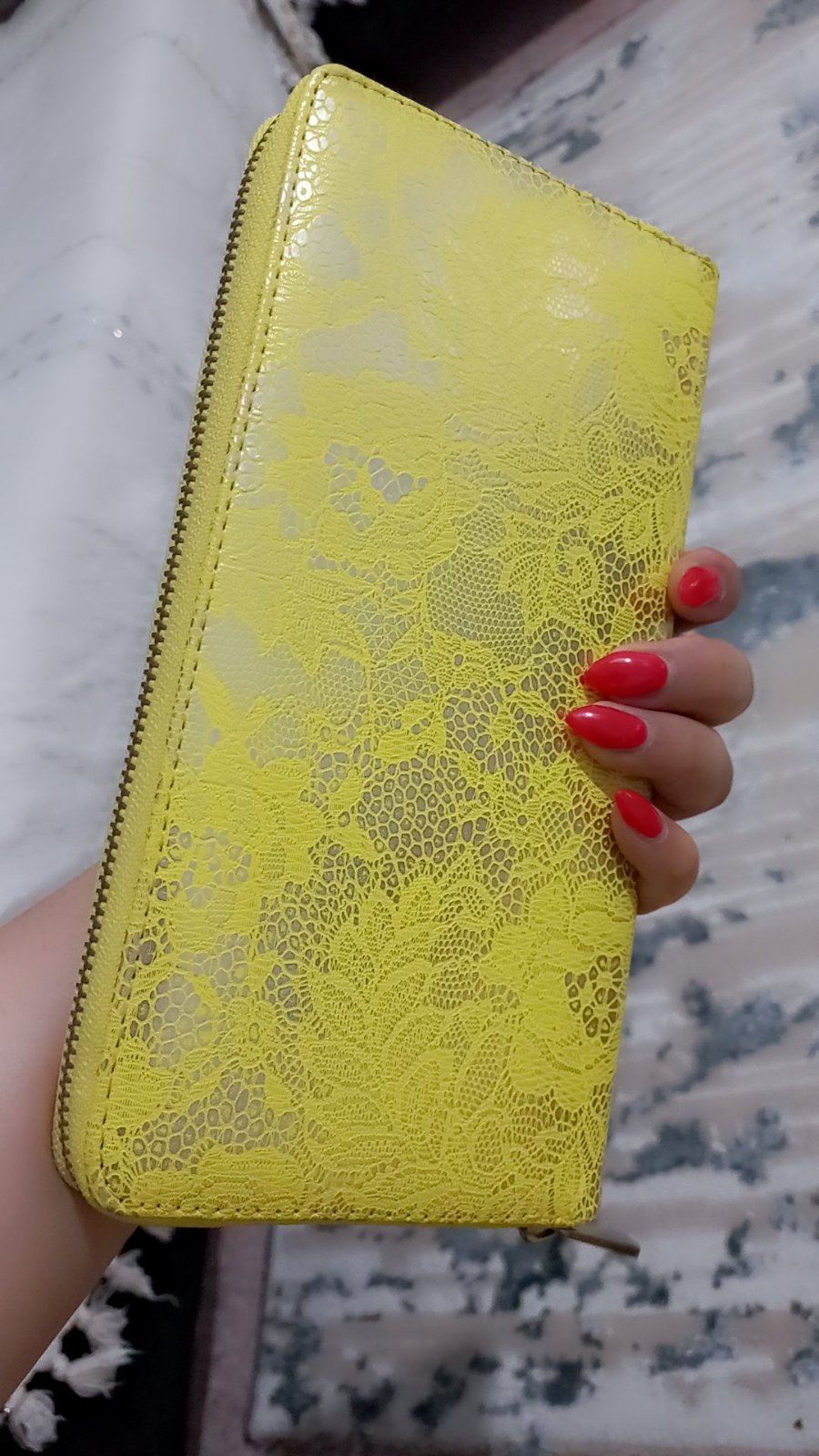 Portefeuille jaune de marque Anna Sui se distingue par son élégant motif de dentelle florale en relief