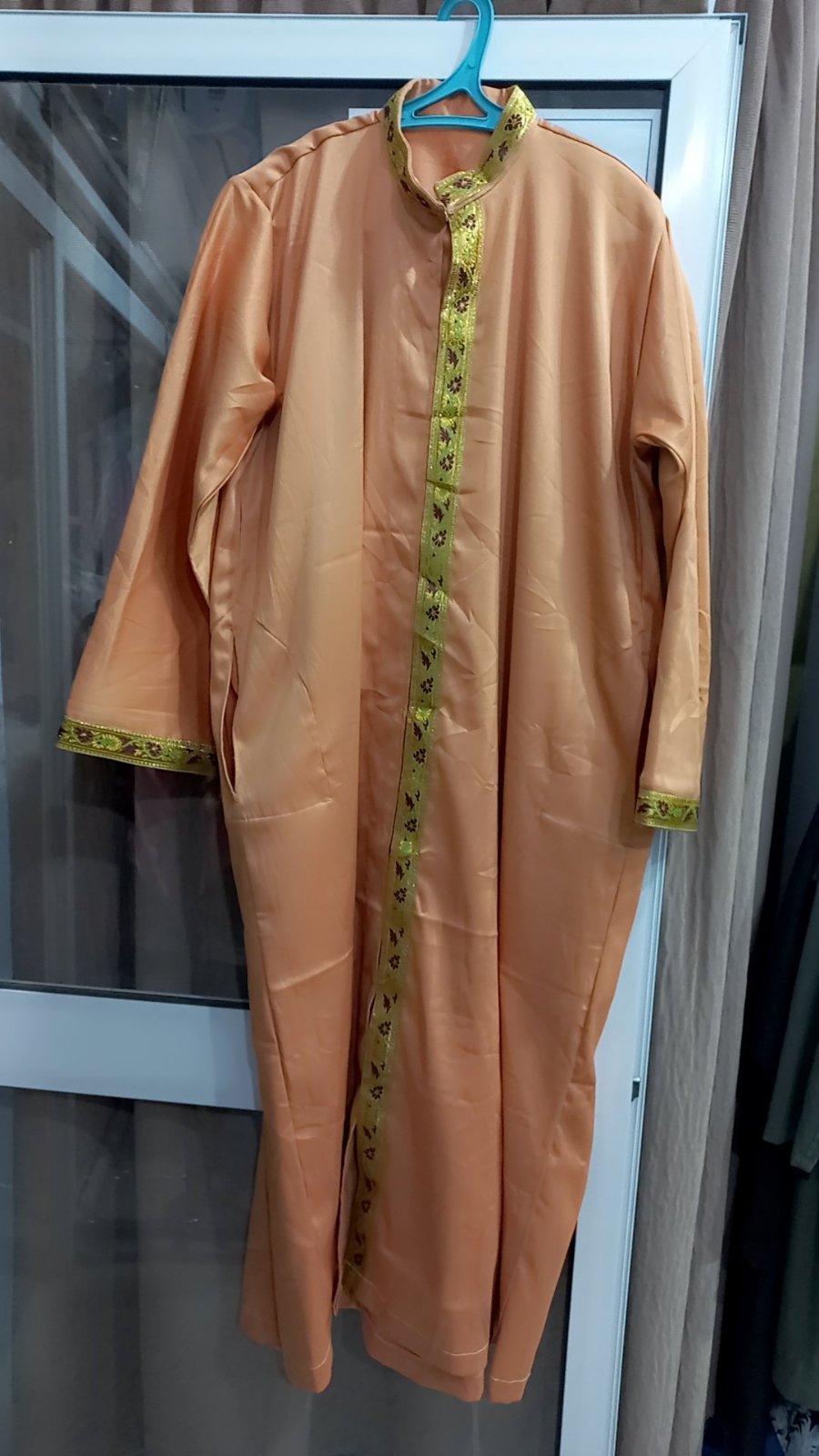 Une Jebba tunisienne pour homme de couleur beige doré avec des broderies dorées.