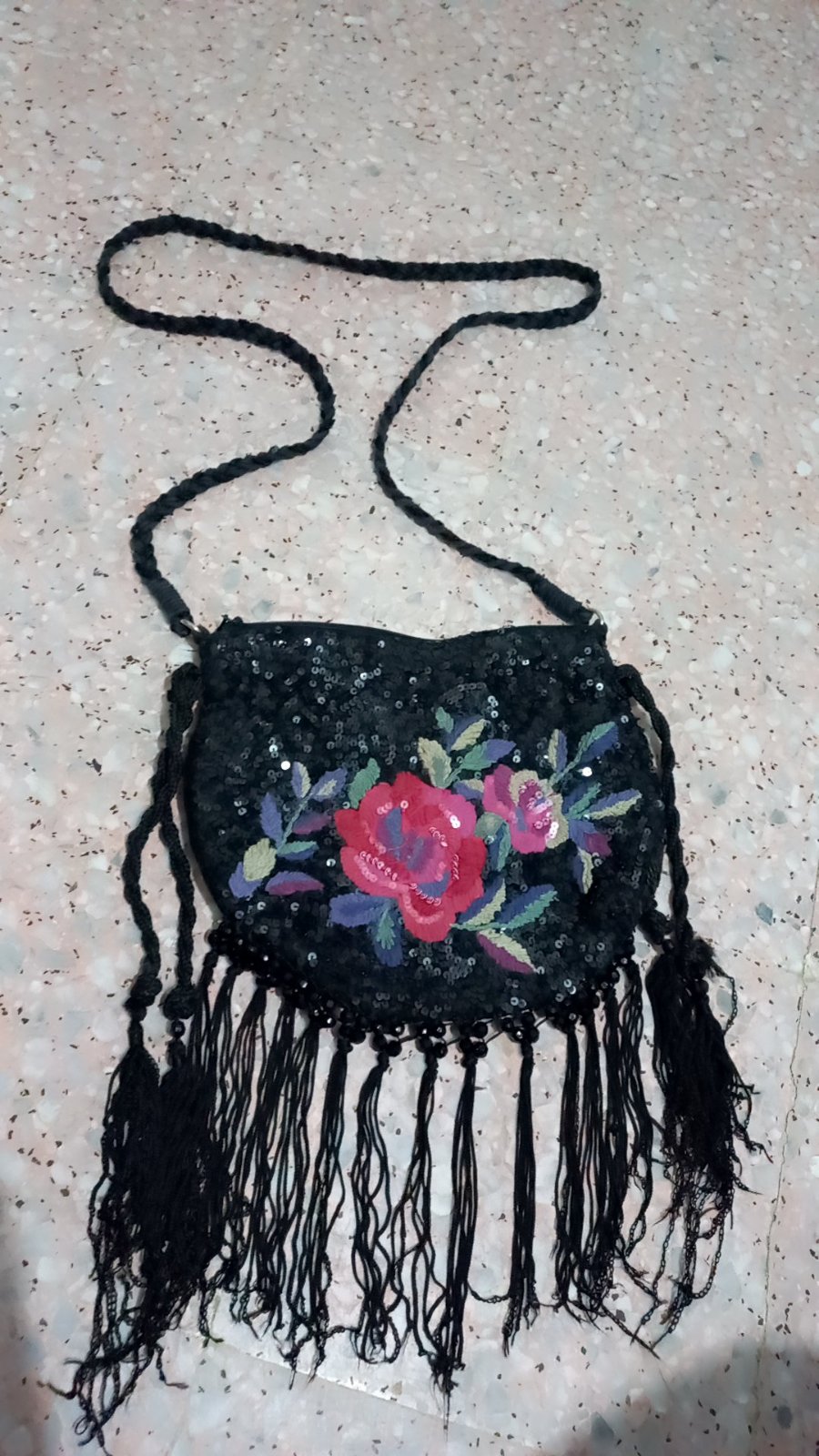 Sac à main noir vintage de style bohème est orné de paillettes et d'une broderie florale rose avec des franges