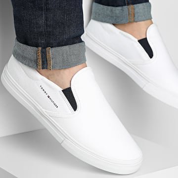 Authentique baskets sont des Tommy Hilfiger Vulcanized Canvas Slip-On en blanc avec une tige en toile de coton